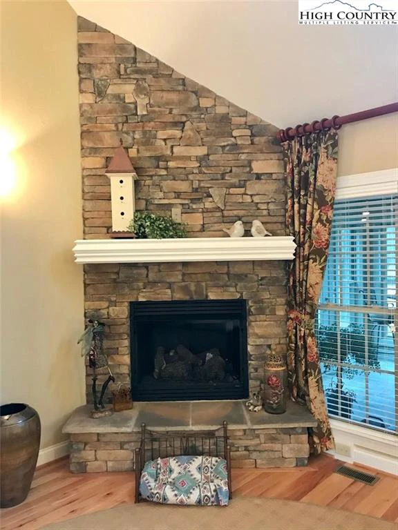 Image number 21 for the current listing