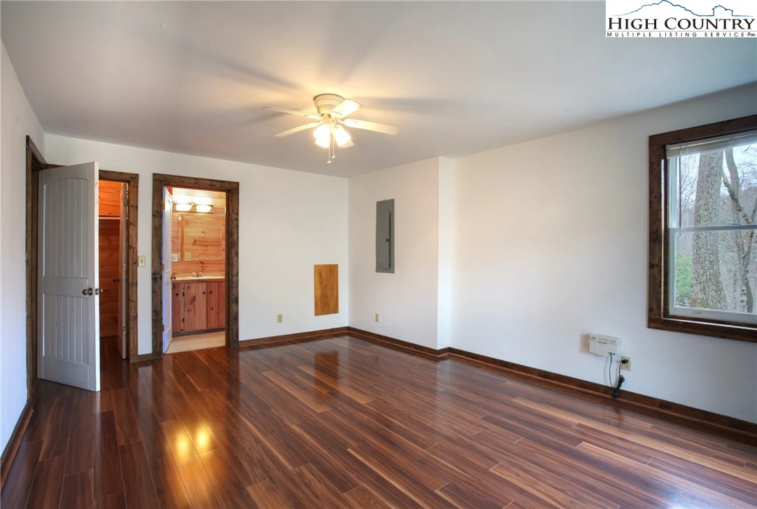 Image number 3 for the current listing