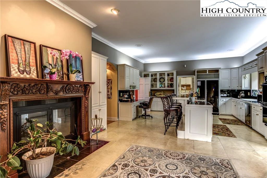 Image number 27 for the current listing