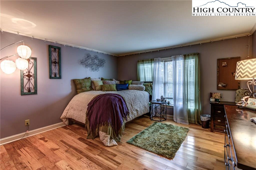 Image number 7 for the current listing