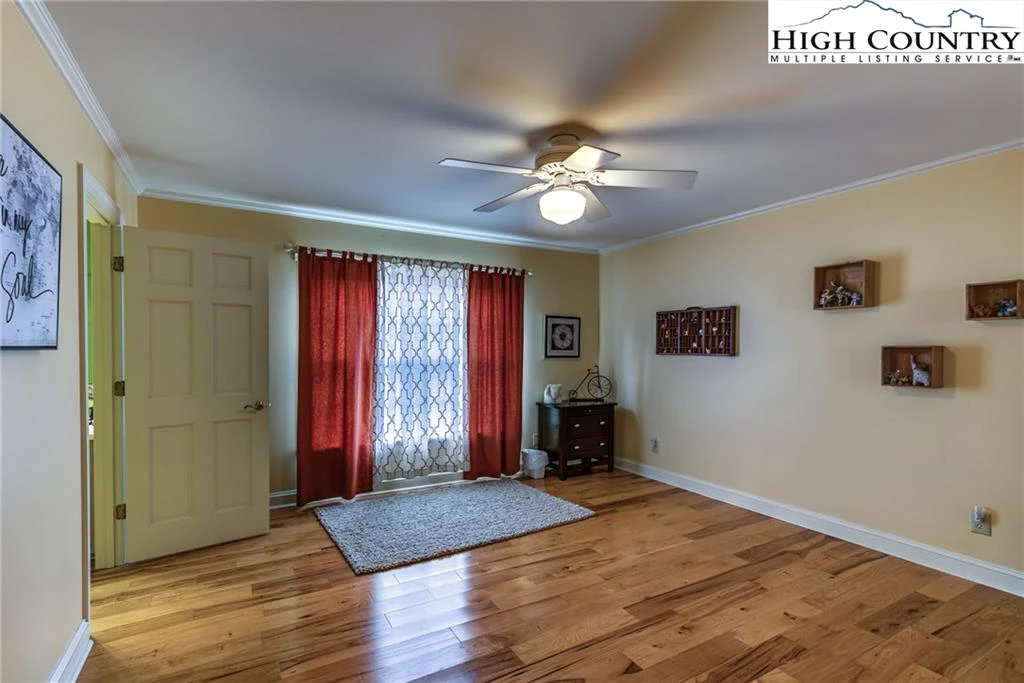 Image number 9 for the current listing