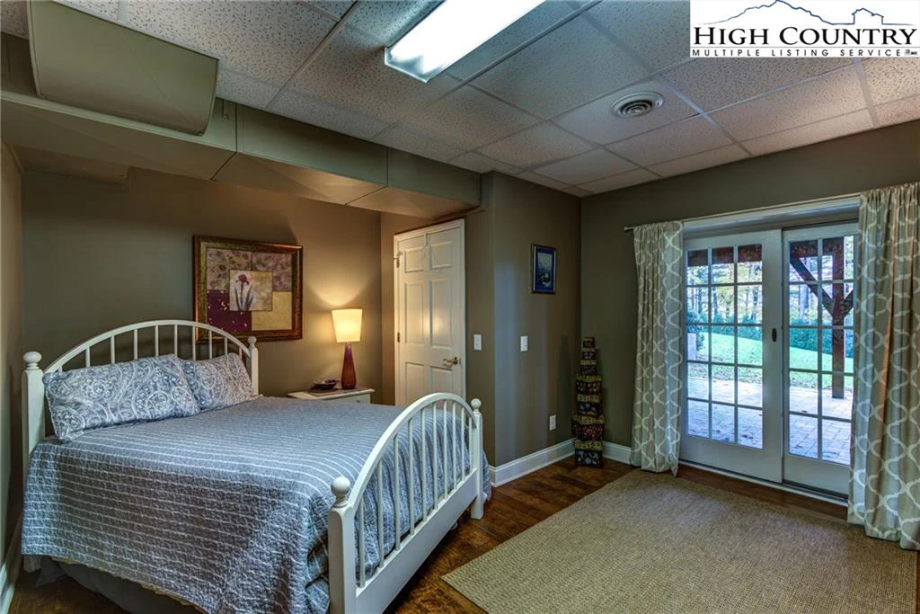 Image number 2 for the current listing