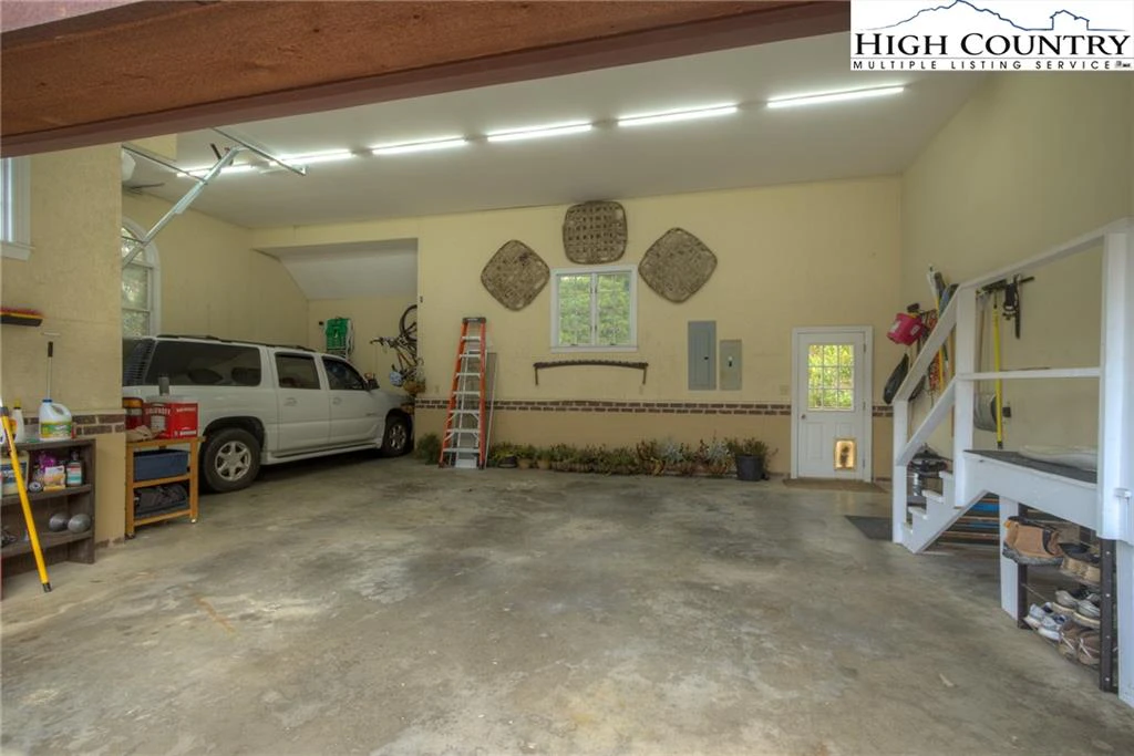 Image number 17 for the current listing
