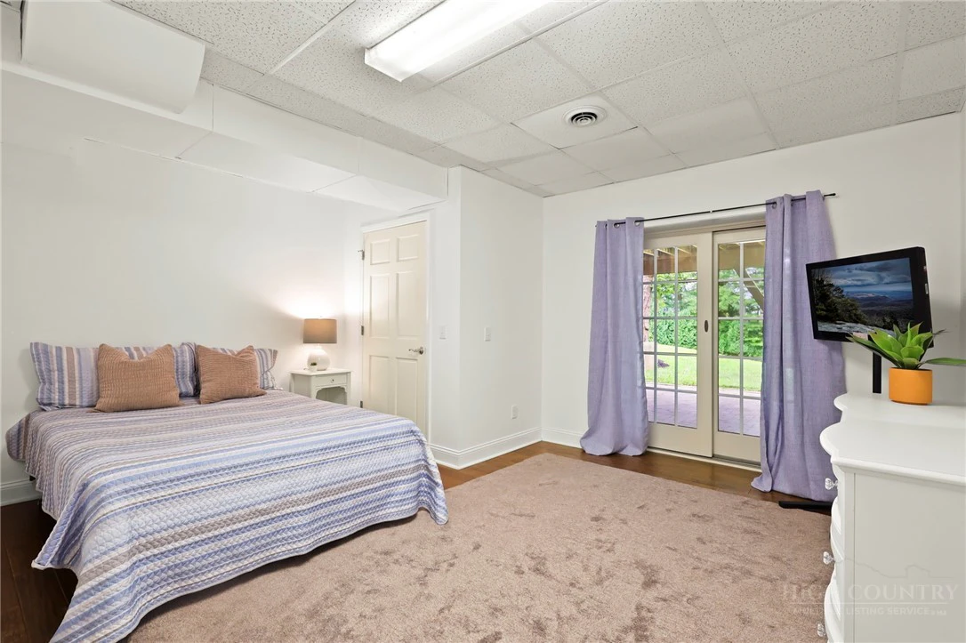 Image number 17 for the current listing