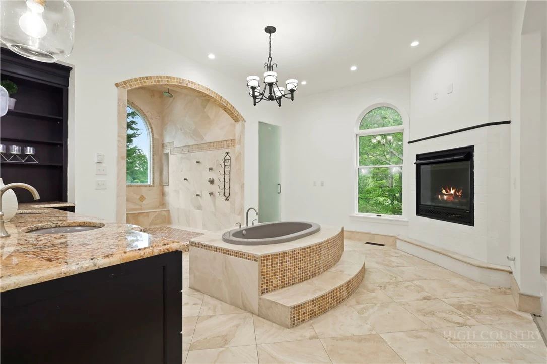 Image number 5 for the current listing
