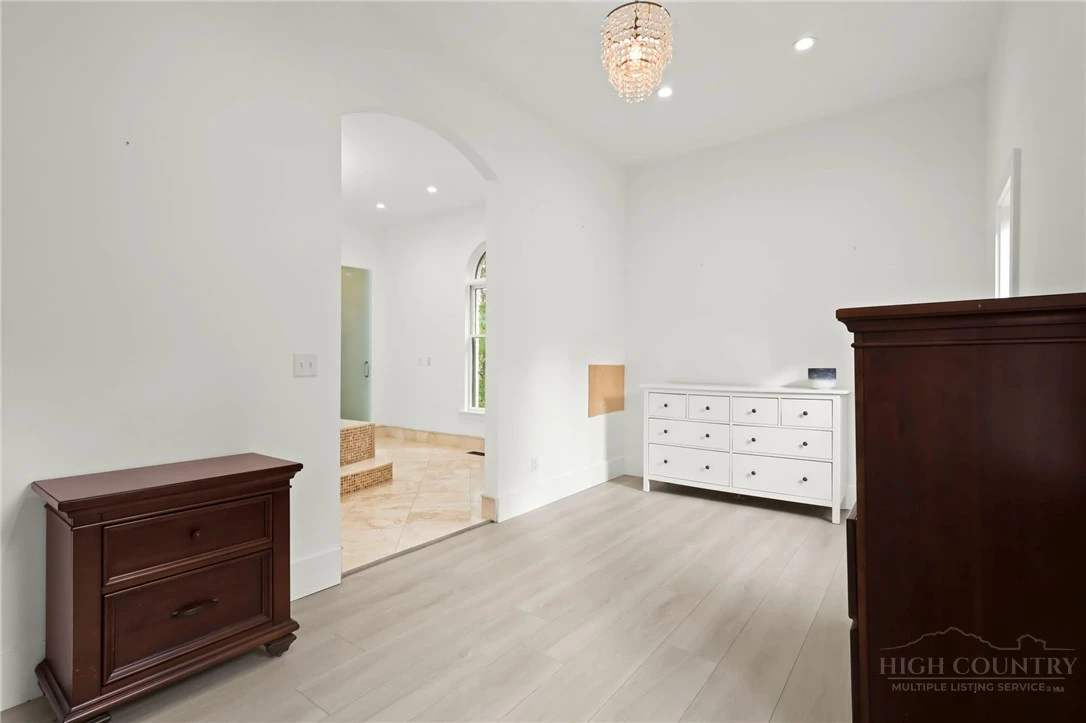 Image number 6 for the current listing