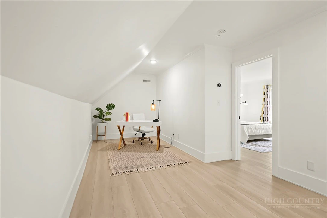 Image number 11 for the current listing