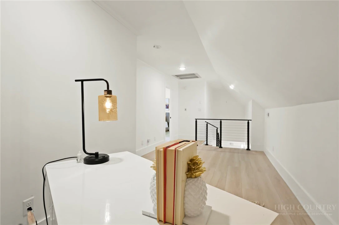 Image number 12 for the current listing