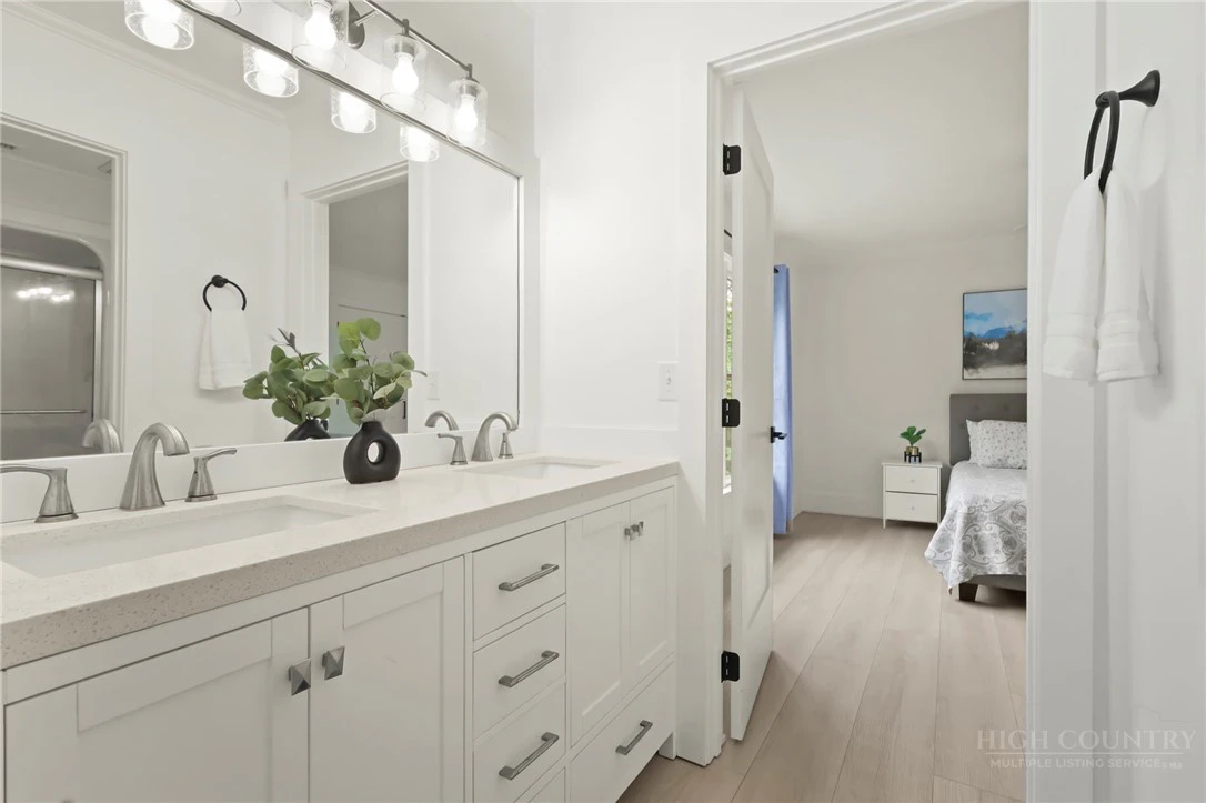 Image number 2 for the current listing