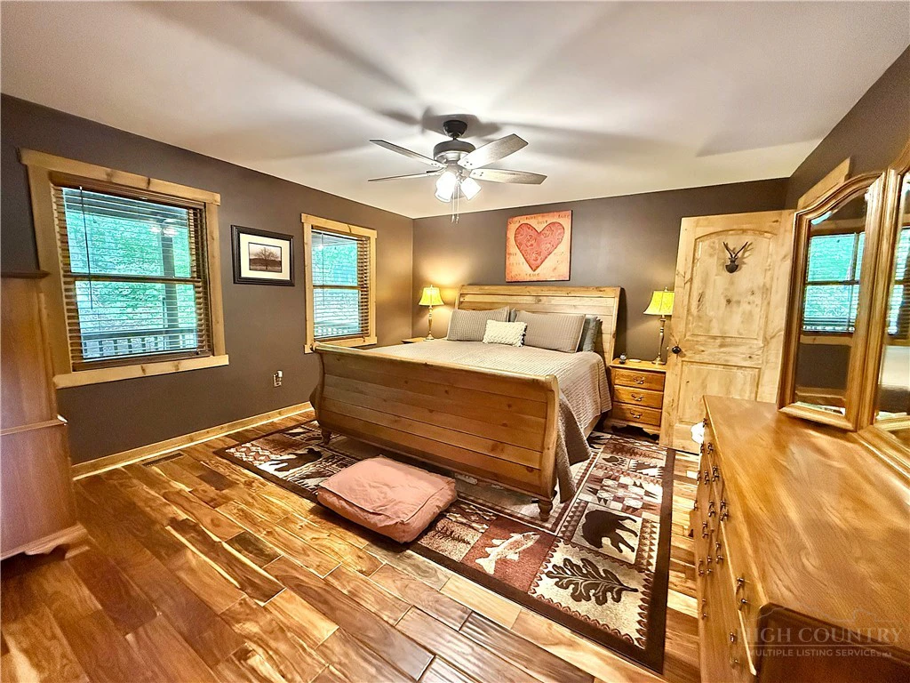 Image number 15 for the current listing