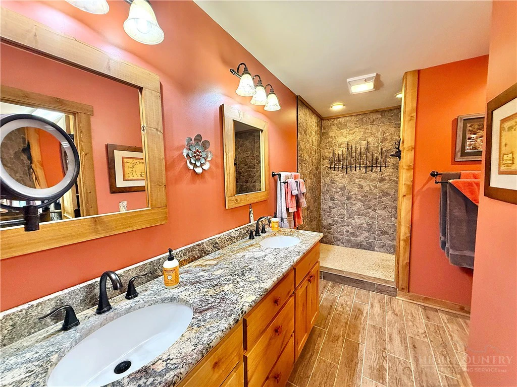 Image number 17 for the current listing
