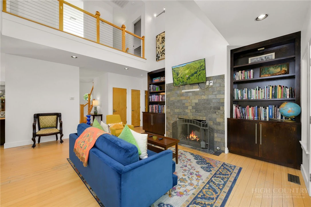Image number 15 for the current listing