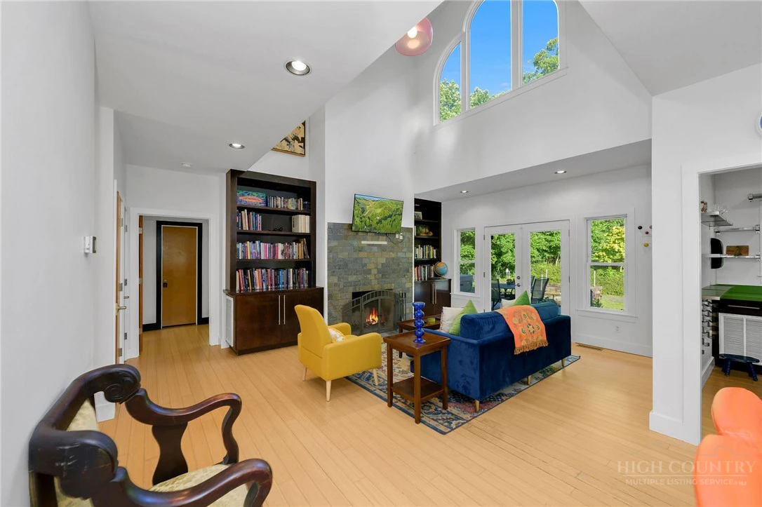 Image number 16 for the current listing