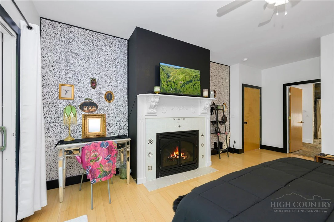 Image number 21 for the current listing