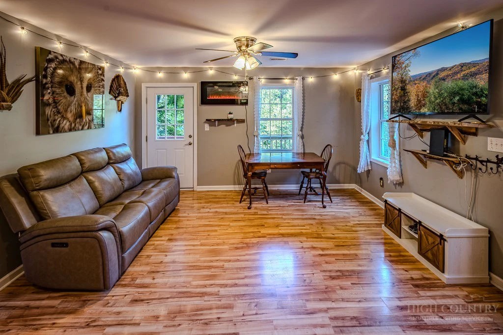 Image number 4 for the current listing