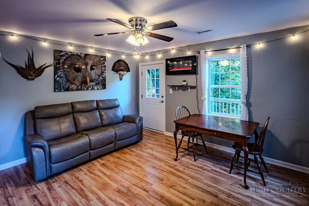 Image number 5 for the current listing
