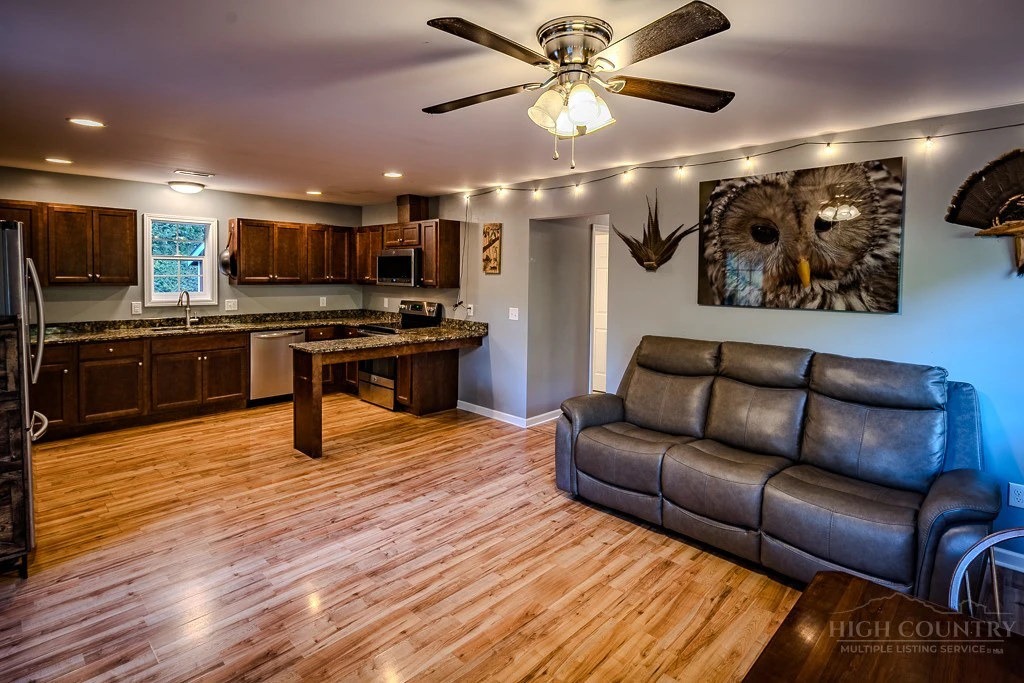 Image number 7 for the current listing