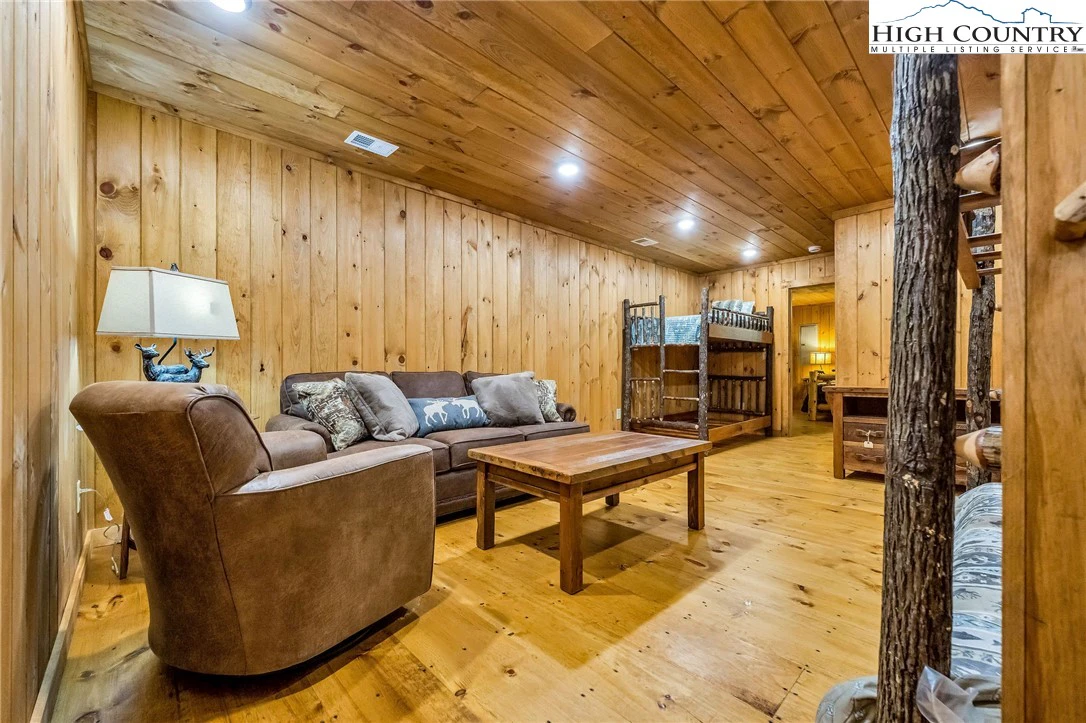Image number 15 for the current listing