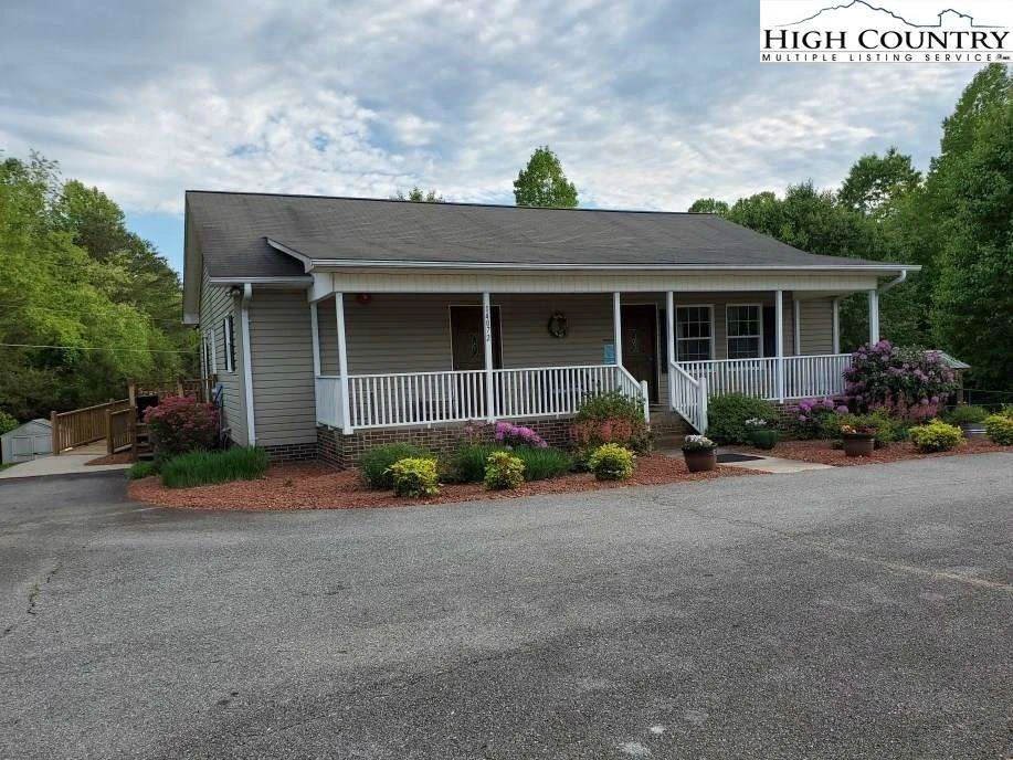 Image number 1 for the current listing