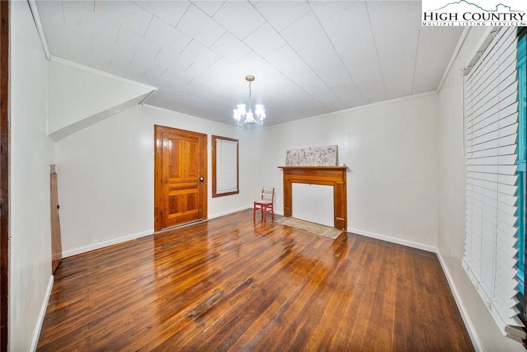 Image number 13 for the current listing