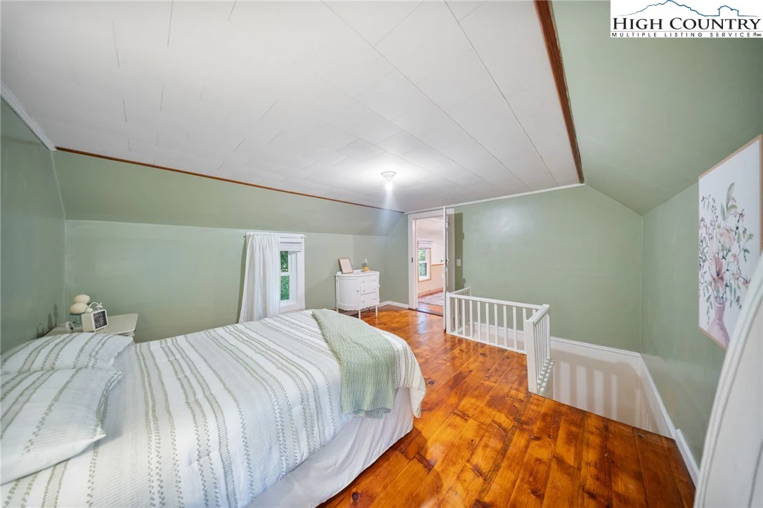 Image number 4 for the current listing