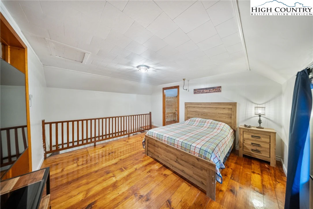 Image number 9 for the current listing