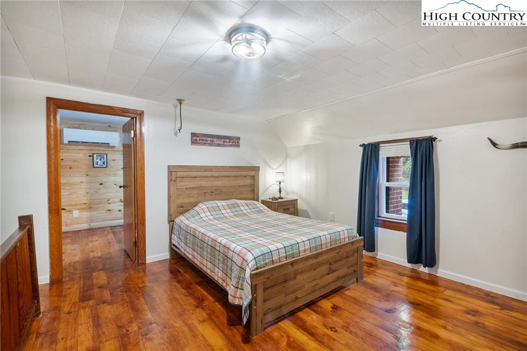 Image number 11 for the current listing