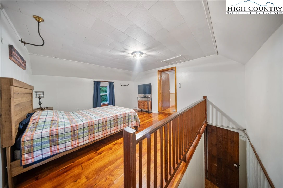 Image number 12 for the current listing
