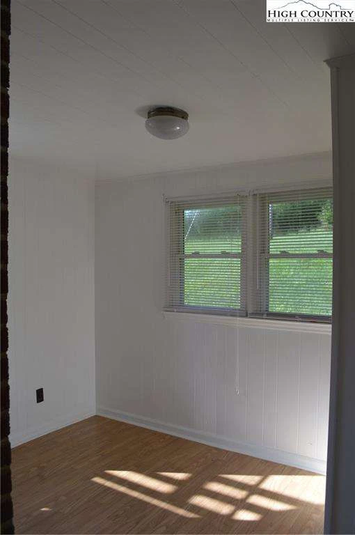Image number 2 for the current listing