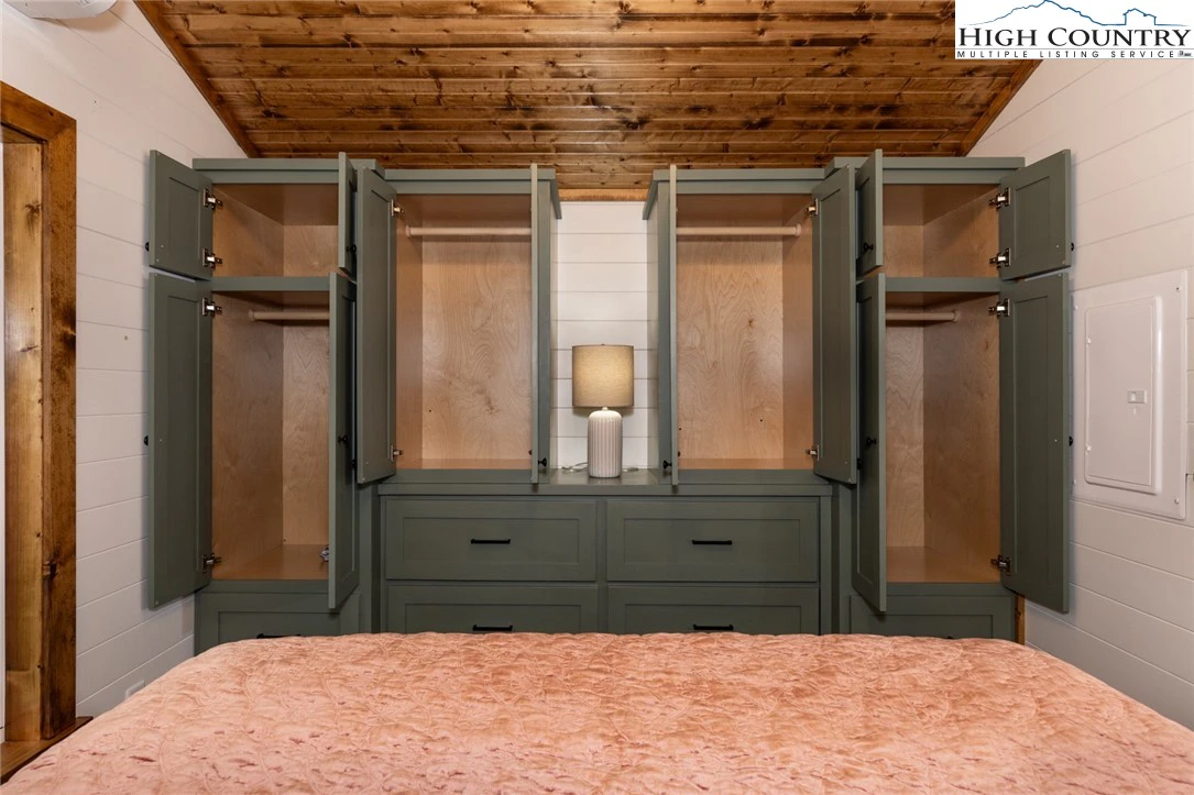 Image number 9 for the current listing