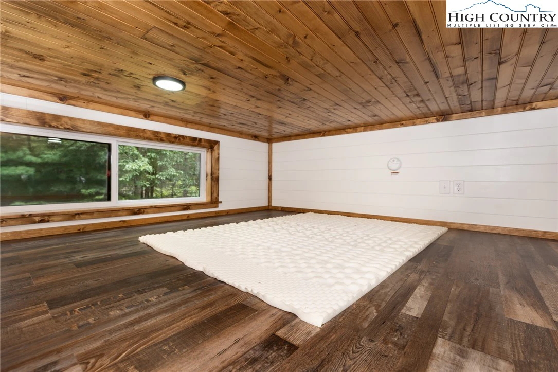 Image number 10 for the current listing