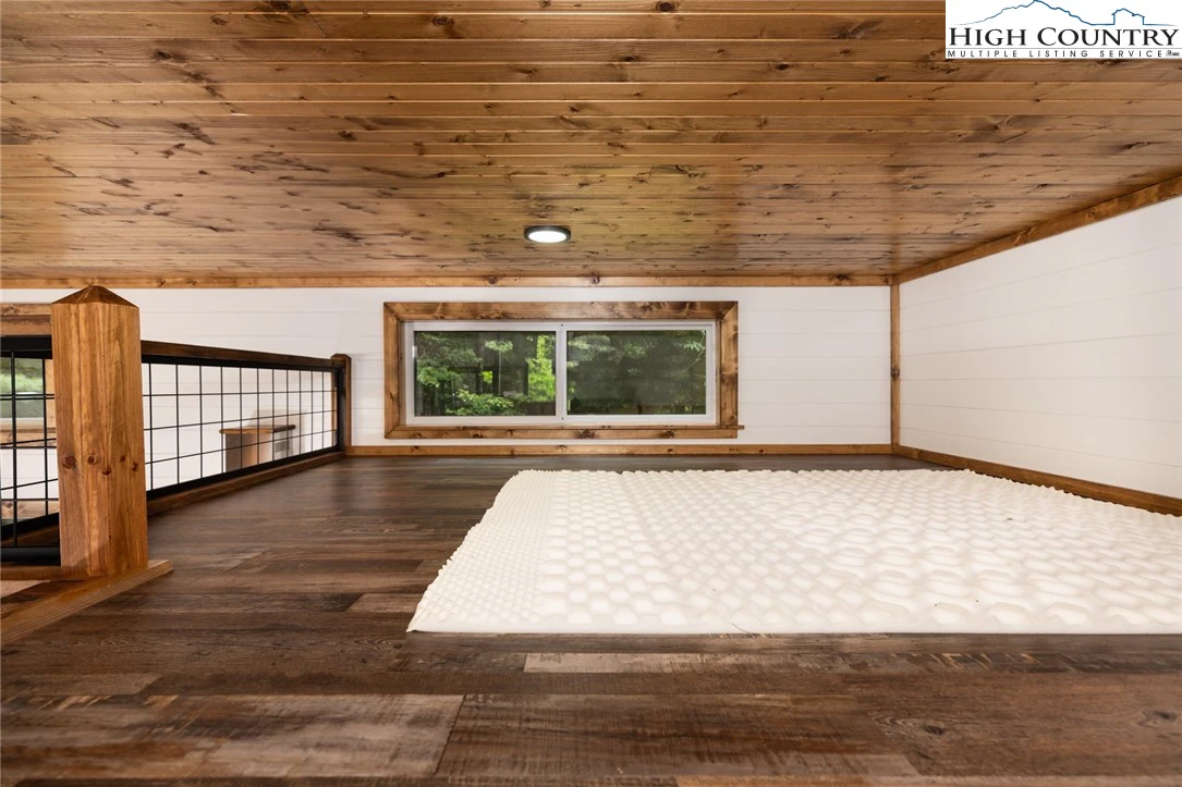 Image number 11 for the current listing