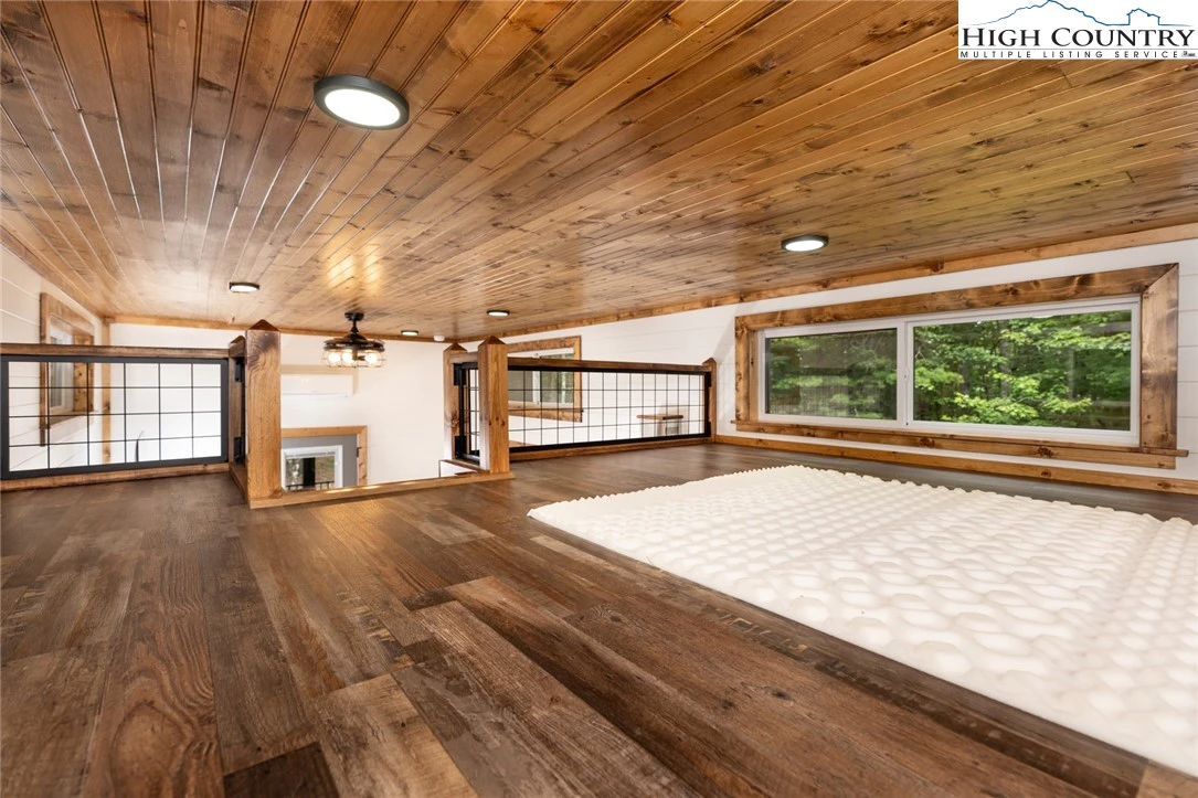 Image number 2 for the current listing
