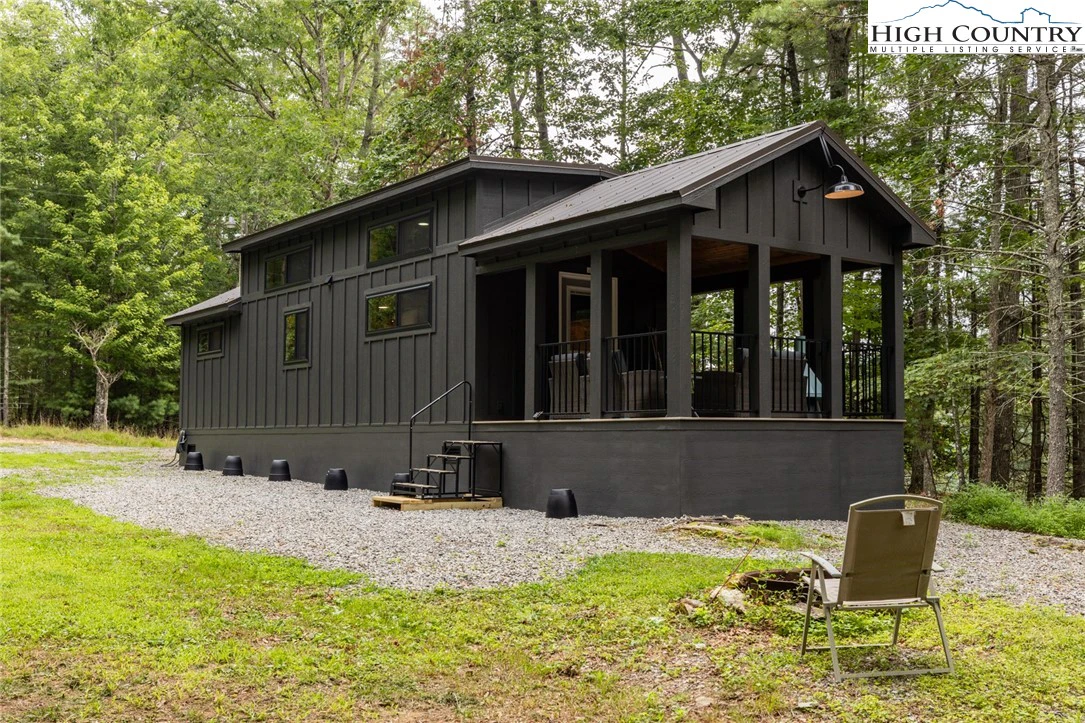 Image number 1 for the current listing