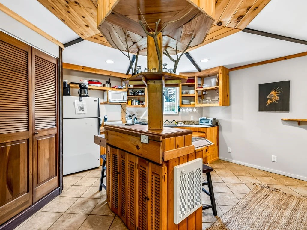 Image number 5 for the current listing