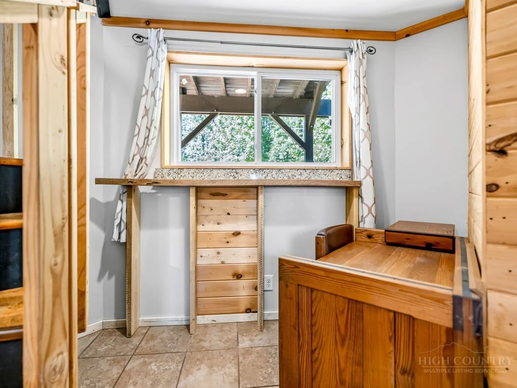 Image number 9 for the current listing
