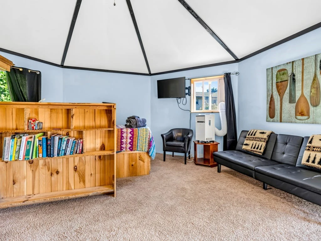 Image number 14 for the current listing