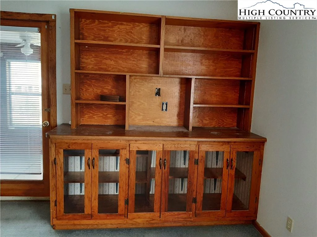 Image number 19 for the current listing