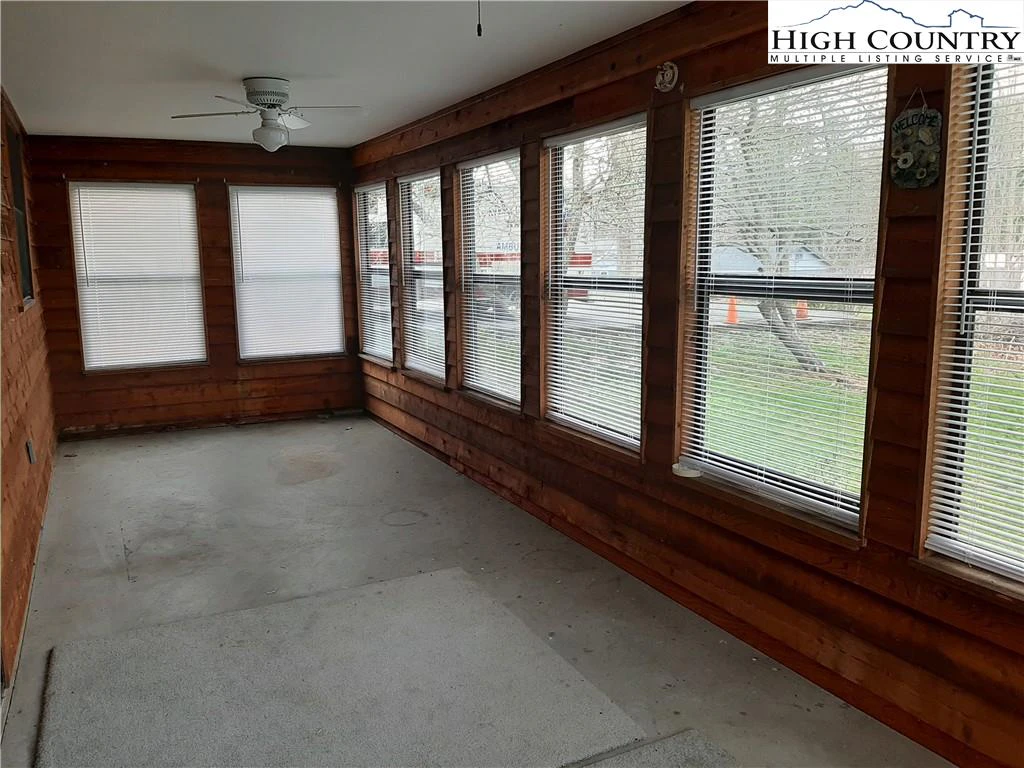 Image number 17 for the current listing