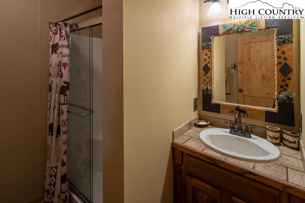 Image number 2 for the current listing