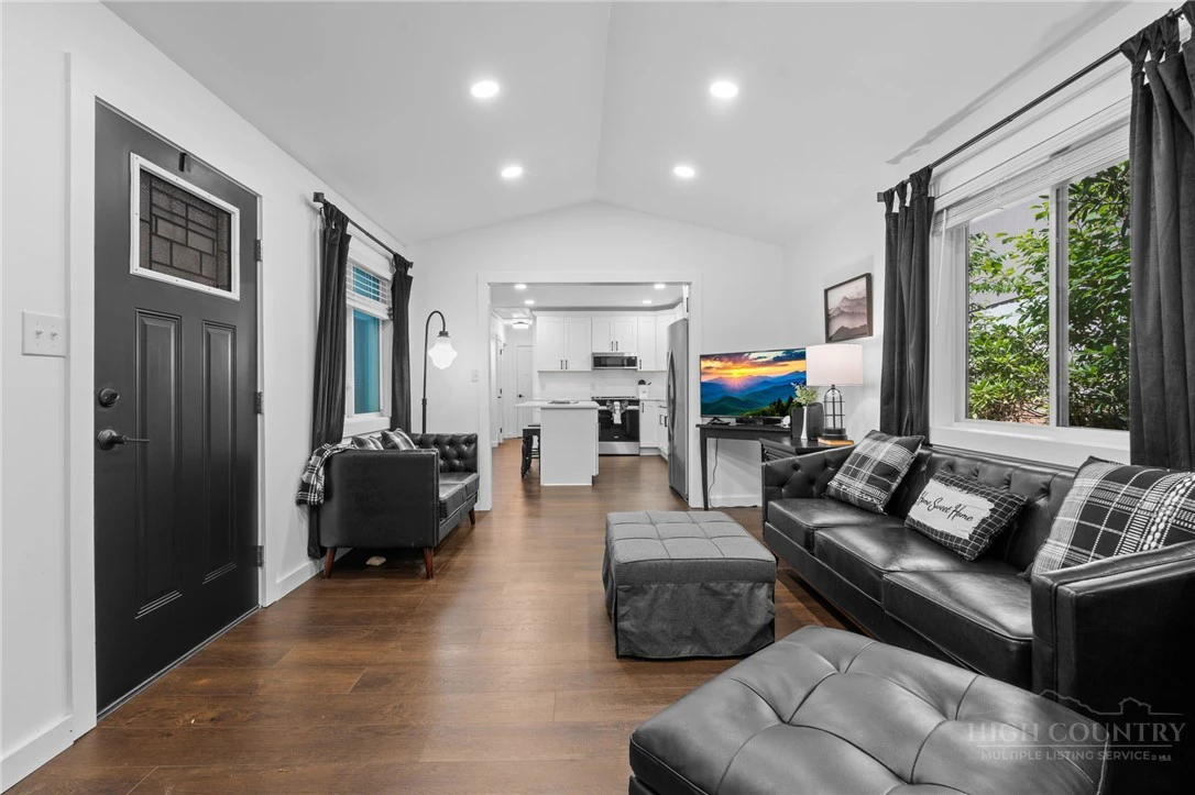 Image number 3 for the current listing