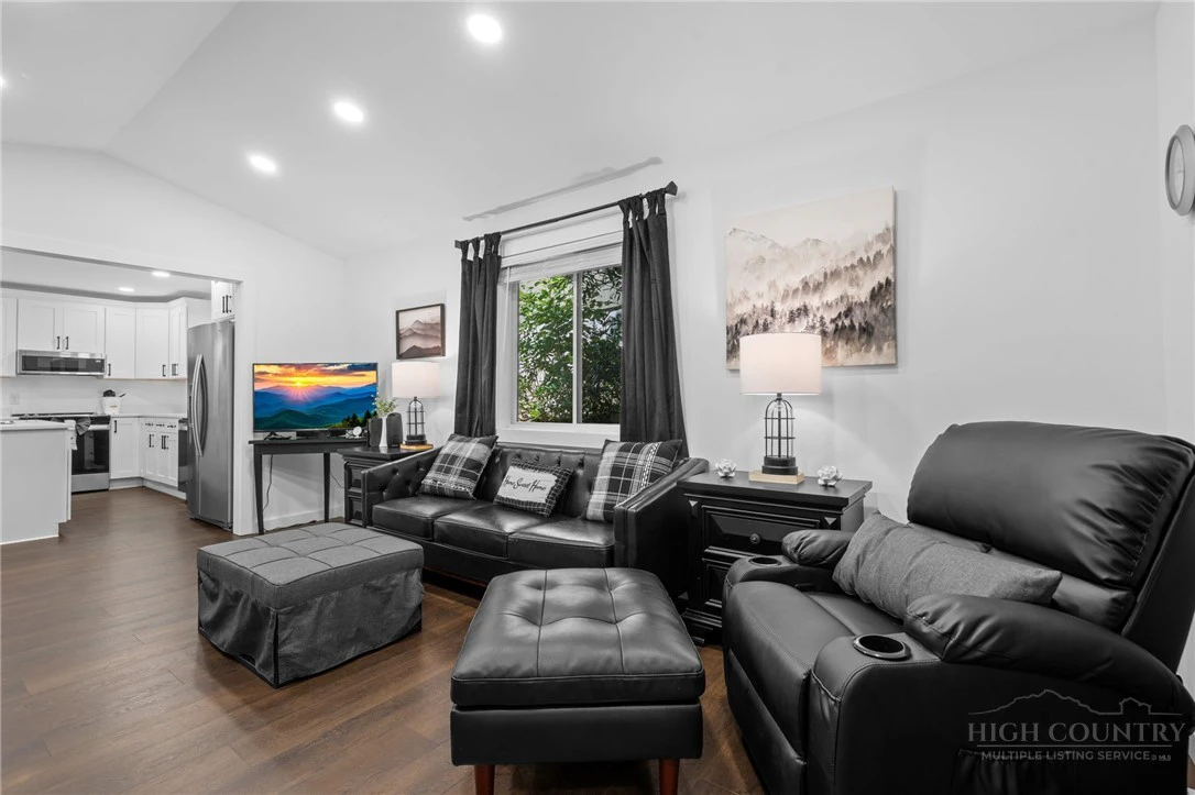 Image number 4 for the current listing