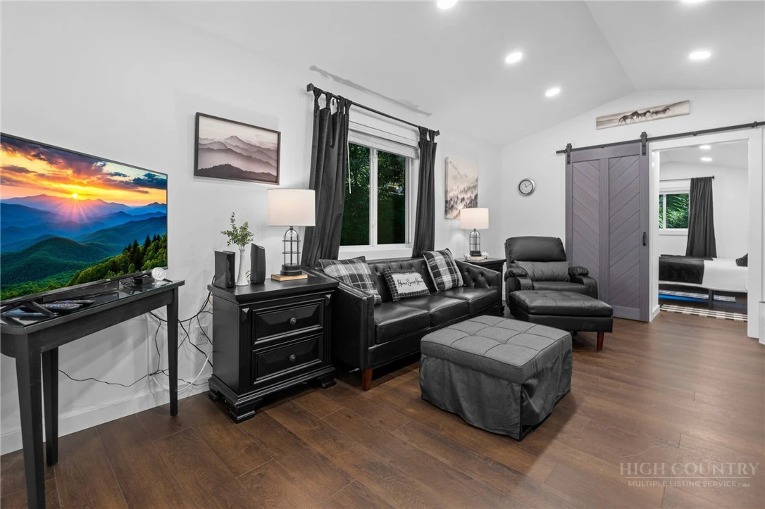 Image number 5 for the current listing