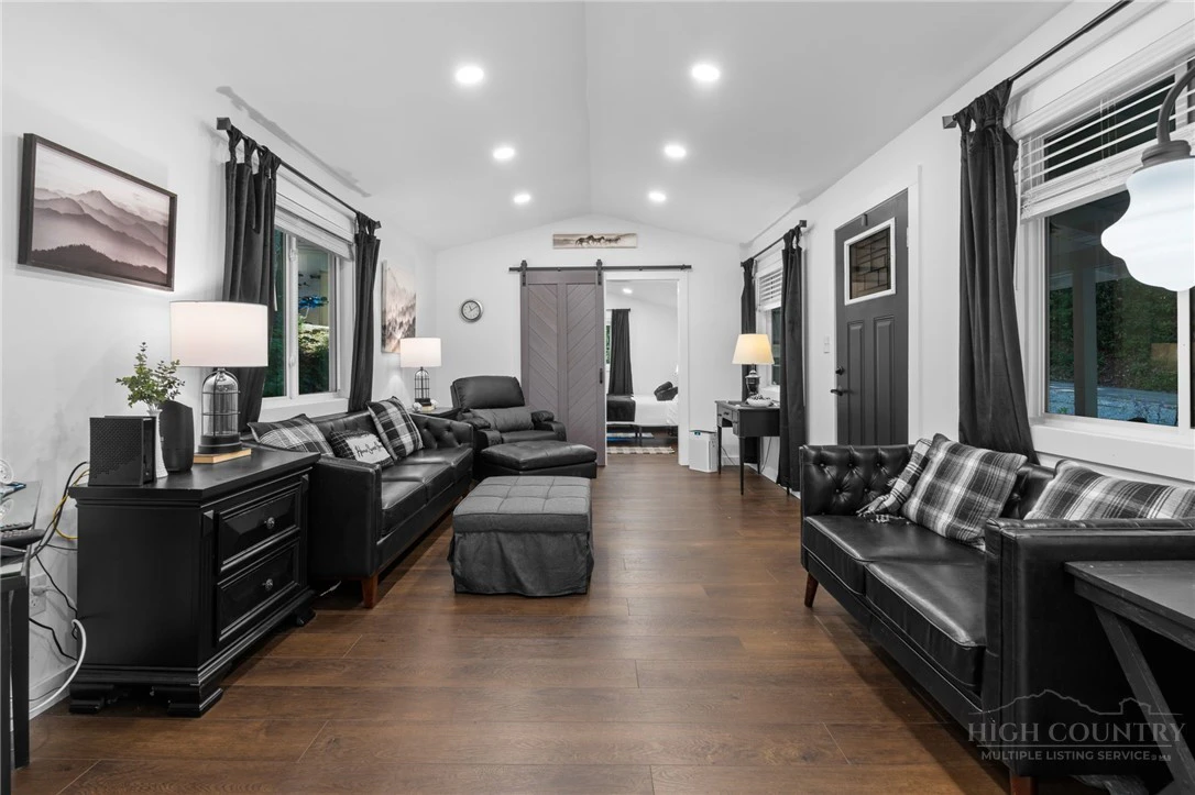 Image number 6 for the current listing