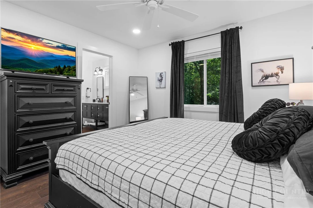 Image number 19 for the current listing