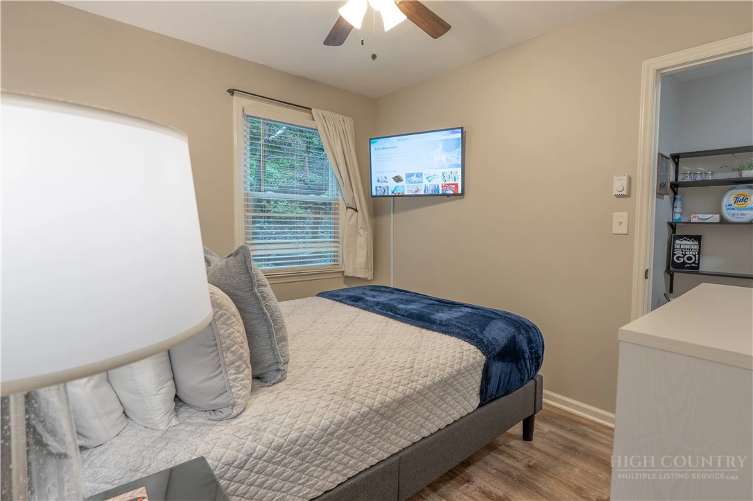Image number 9 for the current listing