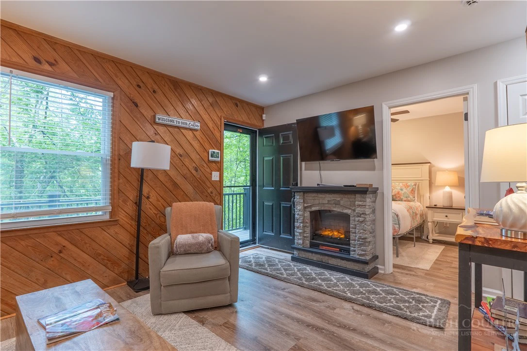 Image number 14 for the current listing