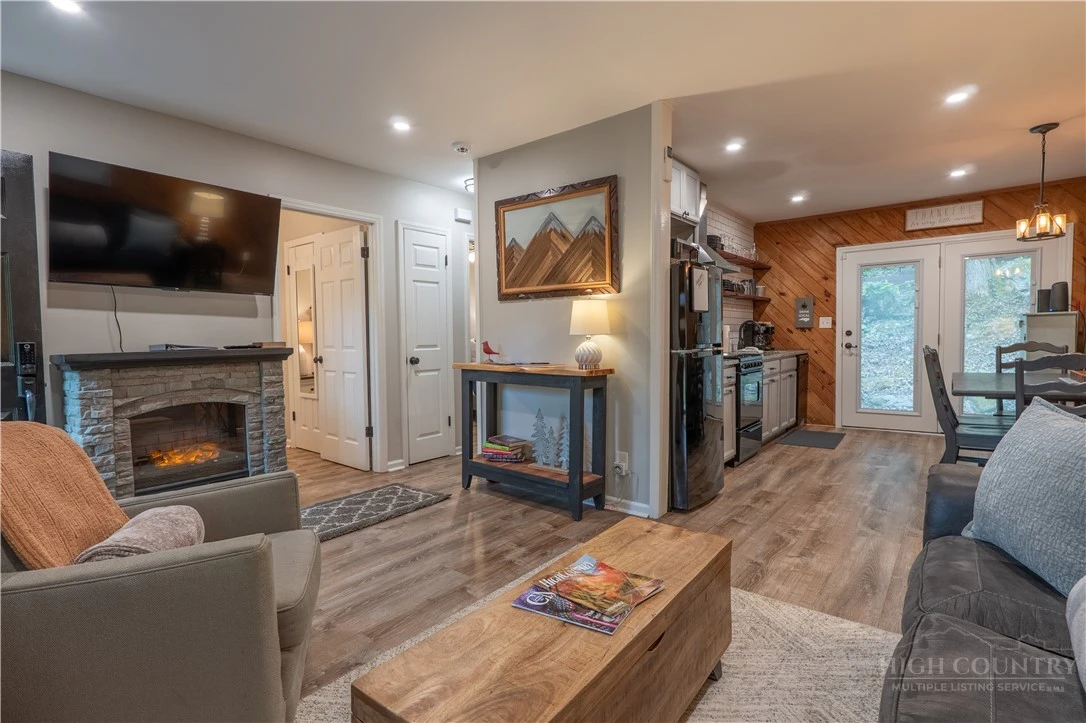 Image number 16 for the current listing