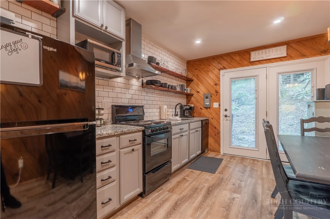 Image number 18 for the current listing