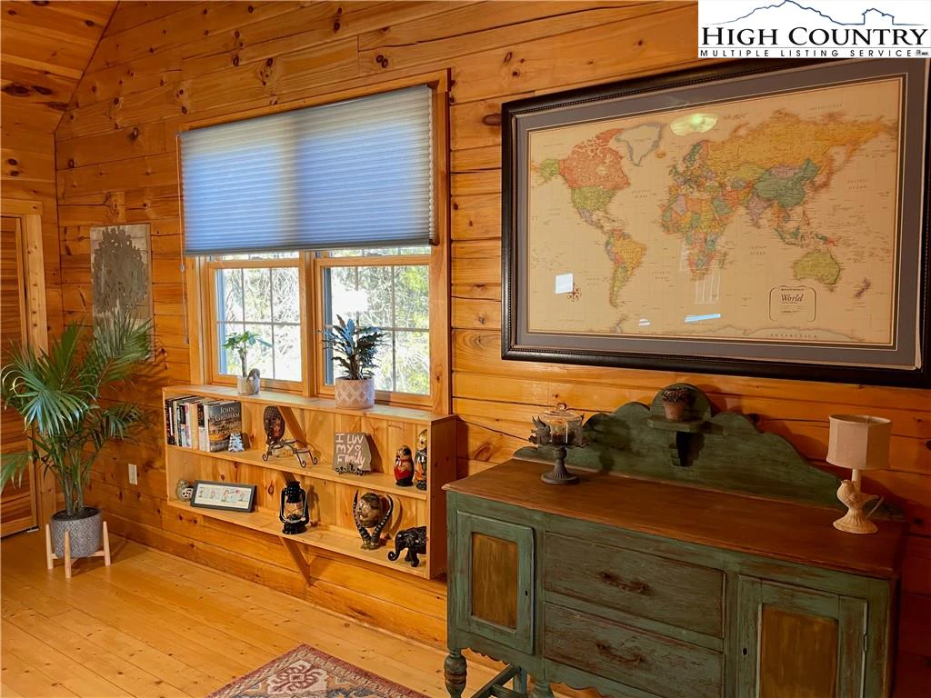 Image number 19 for the current listing
